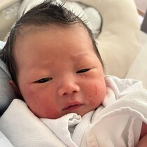 「息子の顔が激変しました！」生まれたて→生後5カ月の信じられない変化に「びっくり」「え、これは何ヶ月後！？」