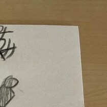 小2娘を送り出した後、“紙切れ”を発見→ママが見ると……「想定外でした」まさかの内容に「ずるいって」「一生取っておきたい」