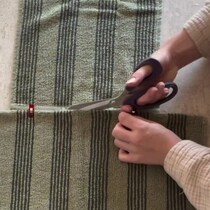 大小2枚のタオルをカットして、縫い合わせるだけで……　130万再生の簡単オシャレな“サマーポンチョ”に「天才だ」「かわいくて簡単」【海外】