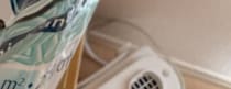 夫「結婚指輪なくした」→諦めかけていたら……　“まさかの場所”で妻が発見「本当になんでこんなところに」「『穴です』みたいな顔してる」