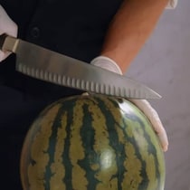ツヤツヤのスイカ1玉→千疋屋のパティシエが“皮むき”したら……　110万再生の圧巻の仕上がりに「真似したくなる」「全てが一流」