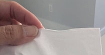箱から取った1枚のティッシュ→よく見ると……「ギャッ!!」　シミのような汚れの“まさかの正体”に「ヒェーーーー！！」「これは叫びますね」