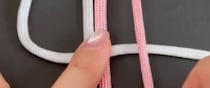 セリアのパラコード2本→指で編んでいくと……　夏に大活躍の完成品に「ちょうど知りたかった」「天才」