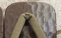 亡くなった祖父の家から“下駄”→並べてみると……　あっと驚くデザインに「初めて見た」「履くのがもったいない」