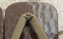 【画像】遺品の下駄を見る
