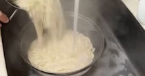 大家族ママ「食べ盛り6人のお昼はこれ」→600グラムのうどんで作る“目からウロコの食卓”に「めっちゃ賢いやり方」「夏休みにやりまーす！」
