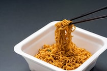 【女性に聞いた】ソースがうまい「カップ焼きそば」ランキング！　第2位は「ペヤング ソースやきそば」、1位は？