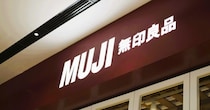 「履き心地が最高過ぎる…」「幅広でも履ける！」　無印良品の“3990円サンダル”が大好評　「クッションが気持ちいい」「ボテっとした見た目もかわいい」