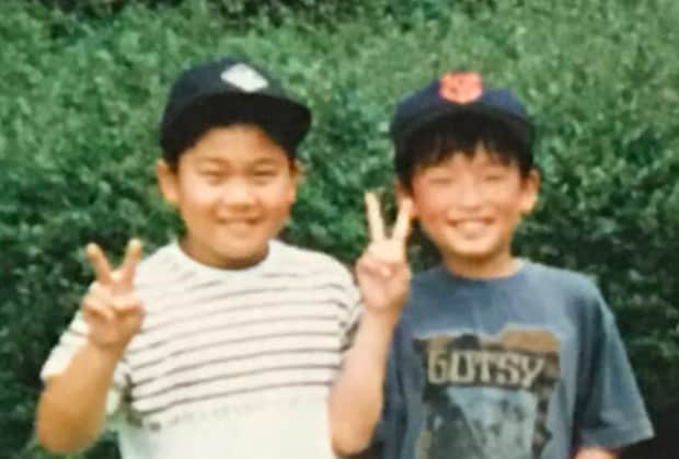 仲良しの小1男子2人→30年後の現在は……　「これは感無量」「貴重ですね」「また2.30年後見たい」