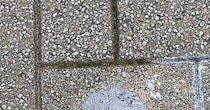 道路の石調タイルをふと見たら……「すご!!」　“スター・ウォーズ”キャラにしか見えない光景に「そんな隠れミッキーみたいな」「地縛霊ww」