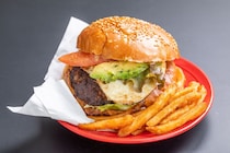 【女性が選ぶ】野菜がおいしい「ハンバーガーチェーン」ランキング！　2位は「フレッシュネスバーガー」と「ファーストキッチン」、1位は？