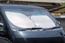 「パッと開いてクルッとたためる」「慣れたら10秒もかからない」　ワンタッチで装着できる“車用サンシェード”が大人気　「端までしっかりガード」「車中泊の目隠しにも◎」