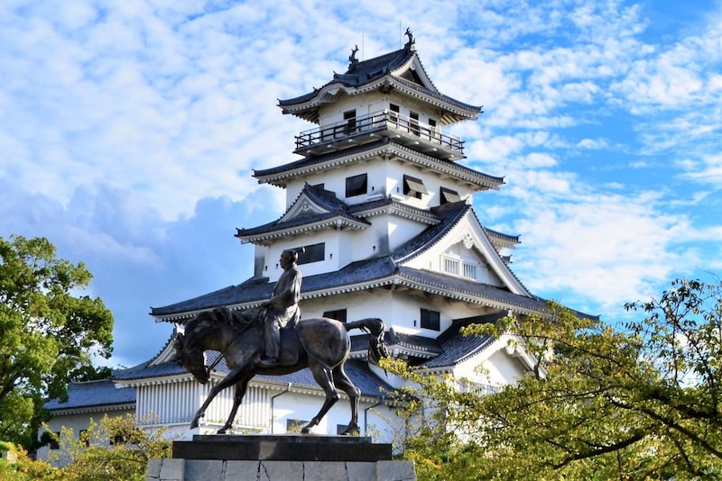 【関西在住者に聞いた】買ってきてほしい「愛媛県のお土産」ランキング！　2位は「一六タルト（一六本舗）」、1位は？