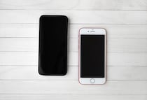 【40代が選ぶ】コスパ最強だと思う「スマホメーカー」人気ランキング！　2位は「シャープ」、1位は？