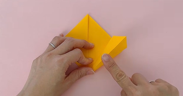 3色の折り紙で“大きなひまわりリース”を作ったら……　壁やドアに飾れて夏のインテリアにぴったり！