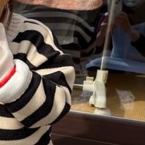 実家に娘を預けたら「今こんな感じでーす」→ばあばから送られてきた1枚に「吹き出した」「もうほんまにしんどいwwwww」