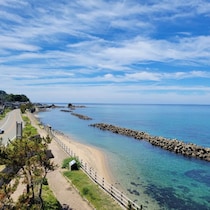 「日本海にこんな美しい場所があったのか…」新潟の“絶景道の駅”に圧倒！　空と海が染まる大パノラマ、JR駅直結で列車でも行ける