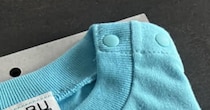 0歳児ママ→パパに子ども服を買ってきてもらったら……「何コレ!!」　“衝撃のデザイン”に「センスしかない夫」