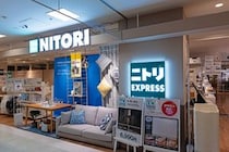「限られたスペースの有効活用に満足」　ニトリの“調理器具収納スタンド”に高評価の声！「ザルボウルもピッタリ」「取り出しやすいしバッチリです！」