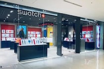 「可愛くて後悔なし」　SWATCH（スウォッチ）の“1万円台腕時計”が高評価　「夏らしいホワイト」「ベルトも文字盤もきれい」