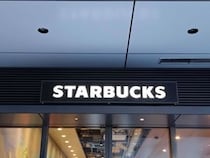 「これで2個目です」スタバの“トートバッグ”に絶賛の声　「雨の日も安心して使えそう」「バイカラーがオシャレ」「一目惚れでした」