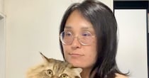 「何でそんなに老けてるの？」と言われた42歳妻、すっぴんからフルメイクしたら……　変身した姿が「アンジーに似てる！」「赤リップ似合いそう」