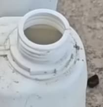 灯油タンクをカットして、注ぎ口にペットボトルを差し込んだら……　驚きの光景が「わあ、すごく簡単」「試してみる価値あり」と771万再生【海外】