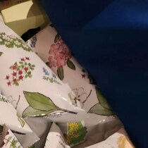 大分から北海道の“六花亭”へ→帰りのスーツケースを見ると……　まさかの中身に「笑った」「これは密輸w」