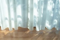 「昼間でも部屋が真っ暗になるぐらいの遮光力」「部屋の温度がぐっと下がった」　コスパ最強“遮光カーテン”が大人気　「値段以上の高級感」「早速リピしました」