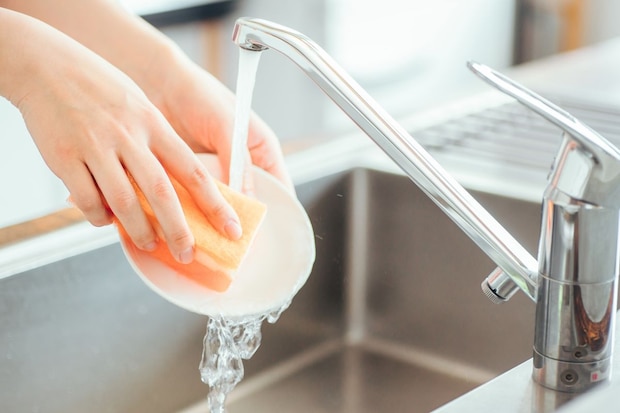 「ずっと使い続けます」 女性が選ぶ“最強の食器洗い用洗剤ブランド”1位に絶賛の声 「油もよく落ちます」「泡切れもよく使いやすい」