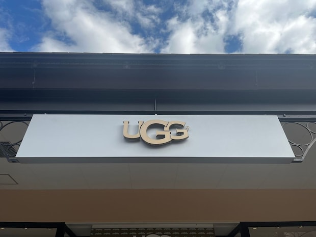 「テーマパークで履いても疲れにくい」　UGG（アグ）の“厚底サンダル”に「モチモチと柔らかい」「厚底で脚長効果◎」「とても軽く歩きやすい！」の声