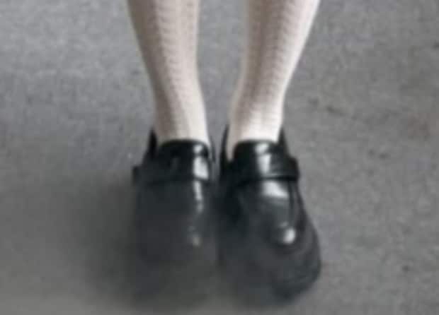 娘の学校で“赤”のドレスコード→ママが急いで編んだのは…… 圧巻のコーディネートに「反り具合が完ぺき」「フリーハンドでこんな風に作れるの」