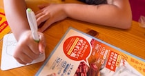 小1娘とコメダへ→注文を待つ間、コースターの裏に描いていたのは……「すごい上手！」　驚きの作品に「1年生で!?」「構図がうまいー！」