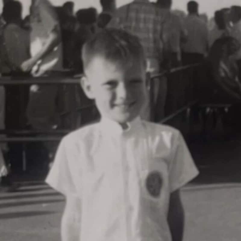 1956年、開園翌年のディズニーランドでほほ笑む少年→70年後……　感動しかない光景に公式も反応「一生続く魔法」と3800万再生【海外】