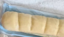 赤ちゃんの横に“セブンのパン”を置くと……「ぬわあああああああ」　驚がくの光景に反響「どちらがちぎりパン？」