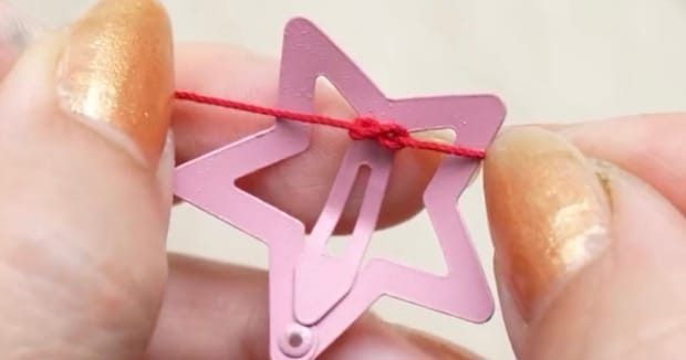 100均のクリップとビーズ→ひもを結んで通すと……　簡単に作れる“驚きのアイテム”に「これは子ども喜ぶね～」「浴衣に合いそう」
