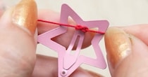 100均のクリップとビーズ→ひもを結んで通すと……　簡単に作れる“驚きのアイテム”に「これは子ども喜ぶね～」「浴衣に合いそう」