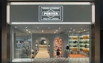 「スマホ、家と車の鍵、財布が入る」 PORTER（ポーター）の“お財布ショルダー”が好評！ 「もうこれ以外使えない」「悩んでないでさっさと買えばよかった」の声