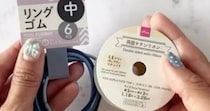 ダイソーで買ったリボン→ゴムにくるくる巻き付けて……　指で編むだけの簡単ヘアアクセサリーに「姪っ子に作ろうかな」「孫に作ります」