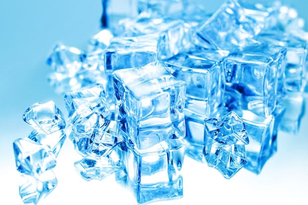 「取り出すときが気持ちいい」「ハイボール用」　スティック氷が作れる“製氷皿”が大人気　「極太だから溶けにくい」「リピ確定」
