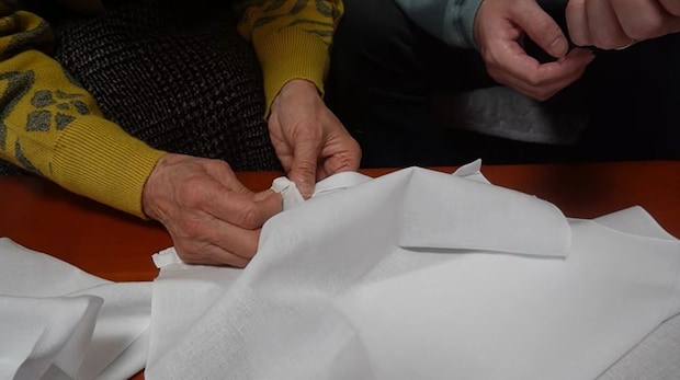孫が80代おばあちゃんに“初めての裁縫”を習ったら……　完成品に「本当にうらやましい」「こんな癒される動画見たことない」