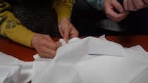 孫が80代おばあちゃんに“初めての裁縫”を習ったら……　完成品に「本当にうらやましい」「こんな癒される動画見たことない」
