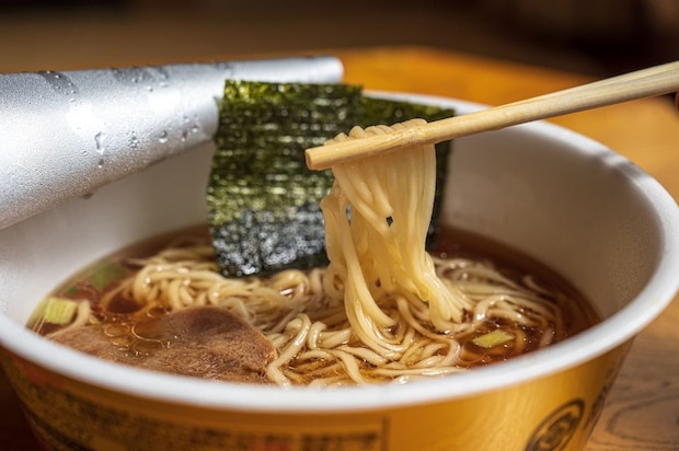 「ちょっと高いけど美味しい!」 女性に聞いた“店のラーメンくらいうまいカップ麺”ランキング上位に「毎回スープ飲み干してます」「チャーシューあるのも良さ」の声