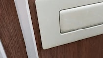 女性が帰宅→玄関ドアにくっついていたのは……「初めて見た!!!」　“驚きの虫”に「良いことありそう」「宝くじ買いなはれ」