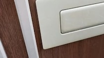 【画像】玄関ドアにくっついていた‟幸運”の正体
