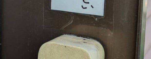 玄関チャイムが壊れた！→その場しのぎの“まさかの貼り紙”に「昭和っぽいw」「こんなん貼ったら連呼やで」