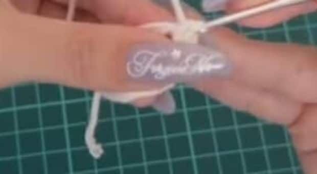 白い毛糸1玉を編んでいくと…… 完成した“モフモフ”の生き物に「天才です」「かわいい〜〜」の声