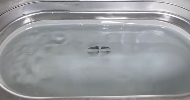 「高圧洗浄だけじゃ無理」築15年の水が流れないキッチン排水口→中で“育っていた”のは…… 衝撃の光景に「排水って大変」