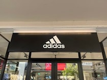「夏の通勤に使える」　adidas（アディダス）の“サンダル”に絶賛の声　「歩きやすくて疲れにくい」「アスファルトでも砂浜でも使える」
