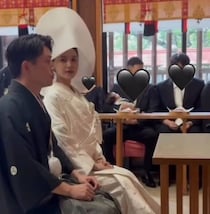 神前式のビデオを見返したら……映り込んだ“モジモジする人物”に衝撃「ドラマかと！」「情報過多すぎる」